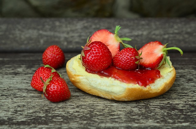 Il fascino che non tramonta: il panino con marmellata